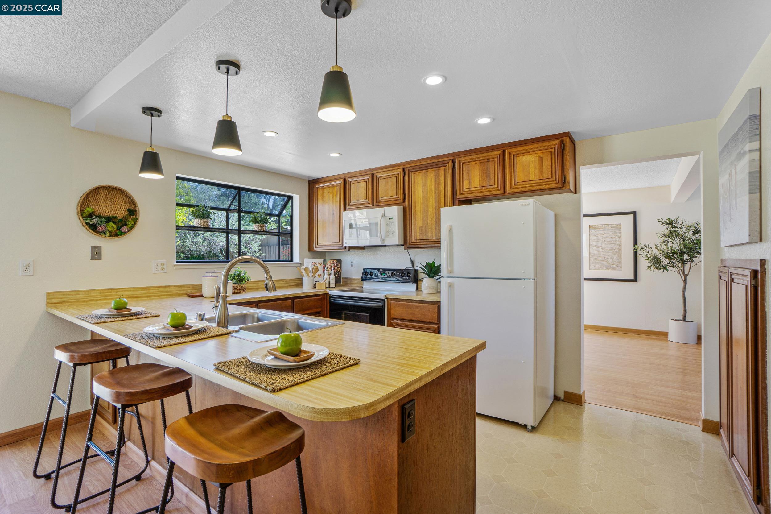 2163 Redwood Rd