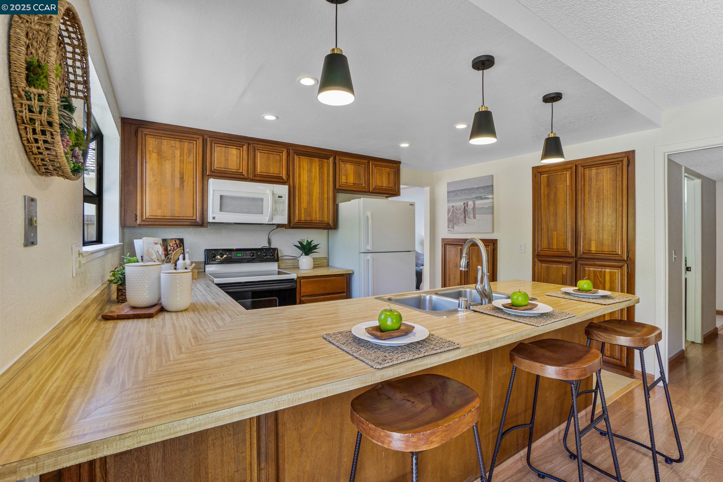2163 Redwood Rd