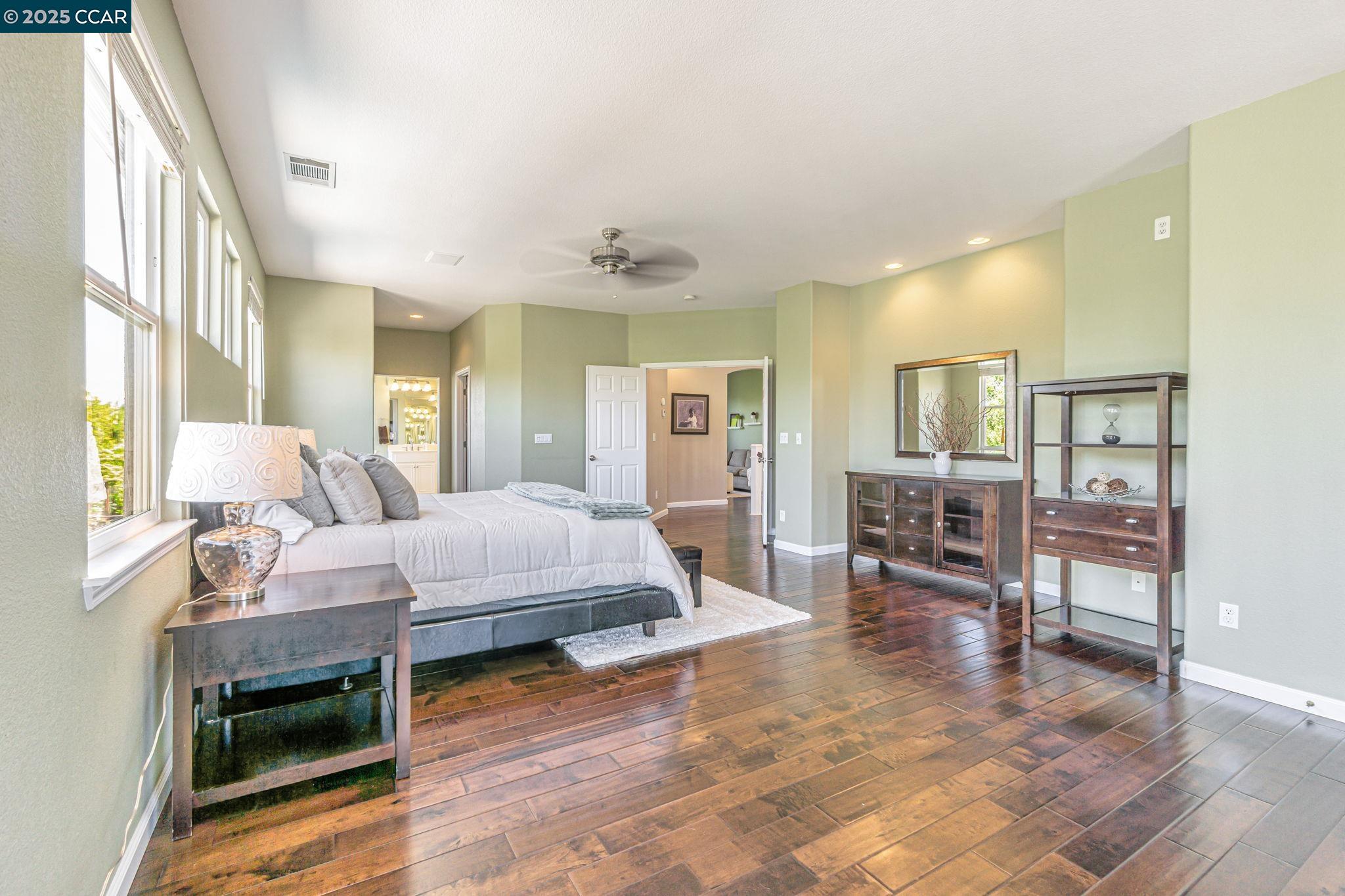 1039 Rolling Woods Way