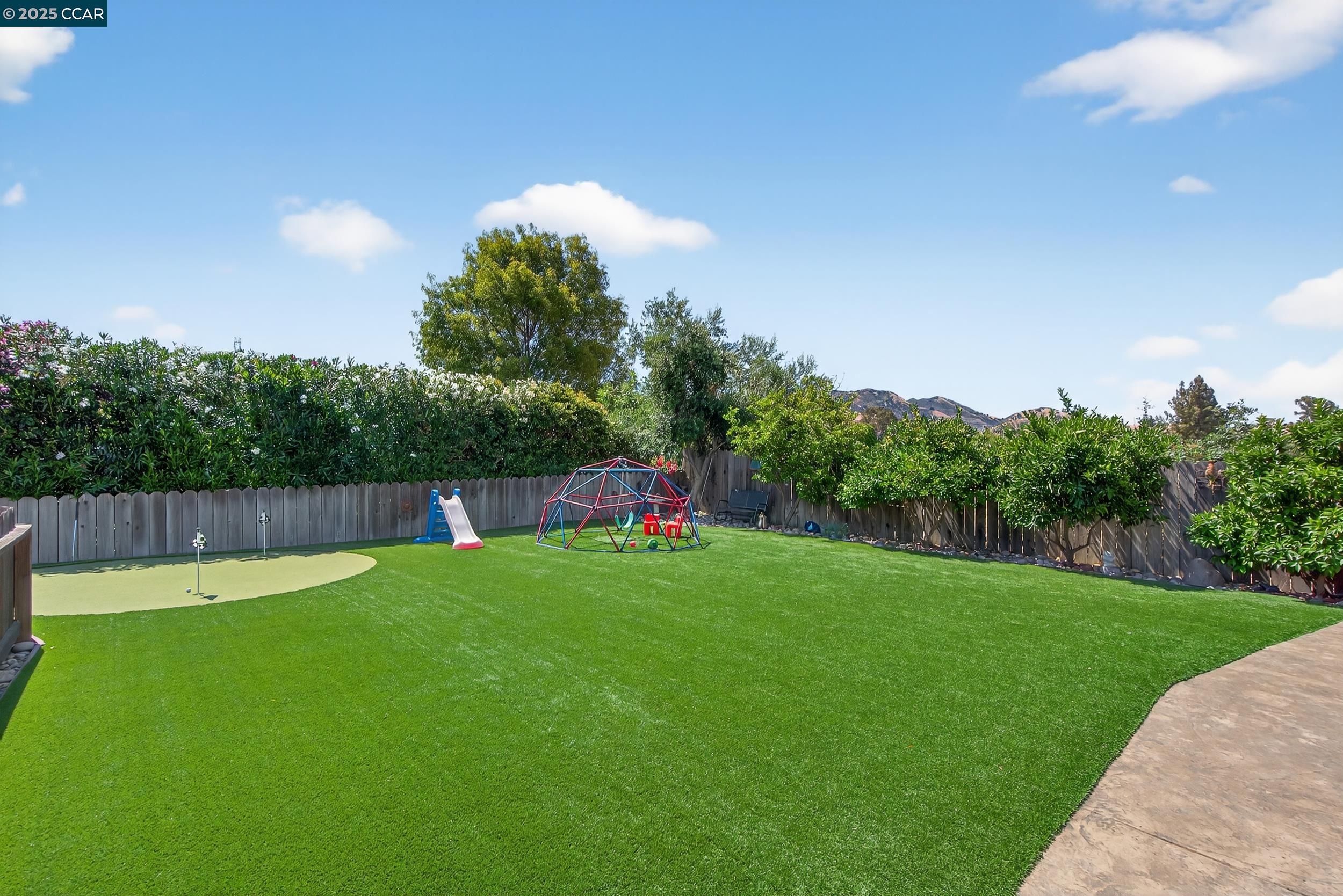 1827 Leo Ln