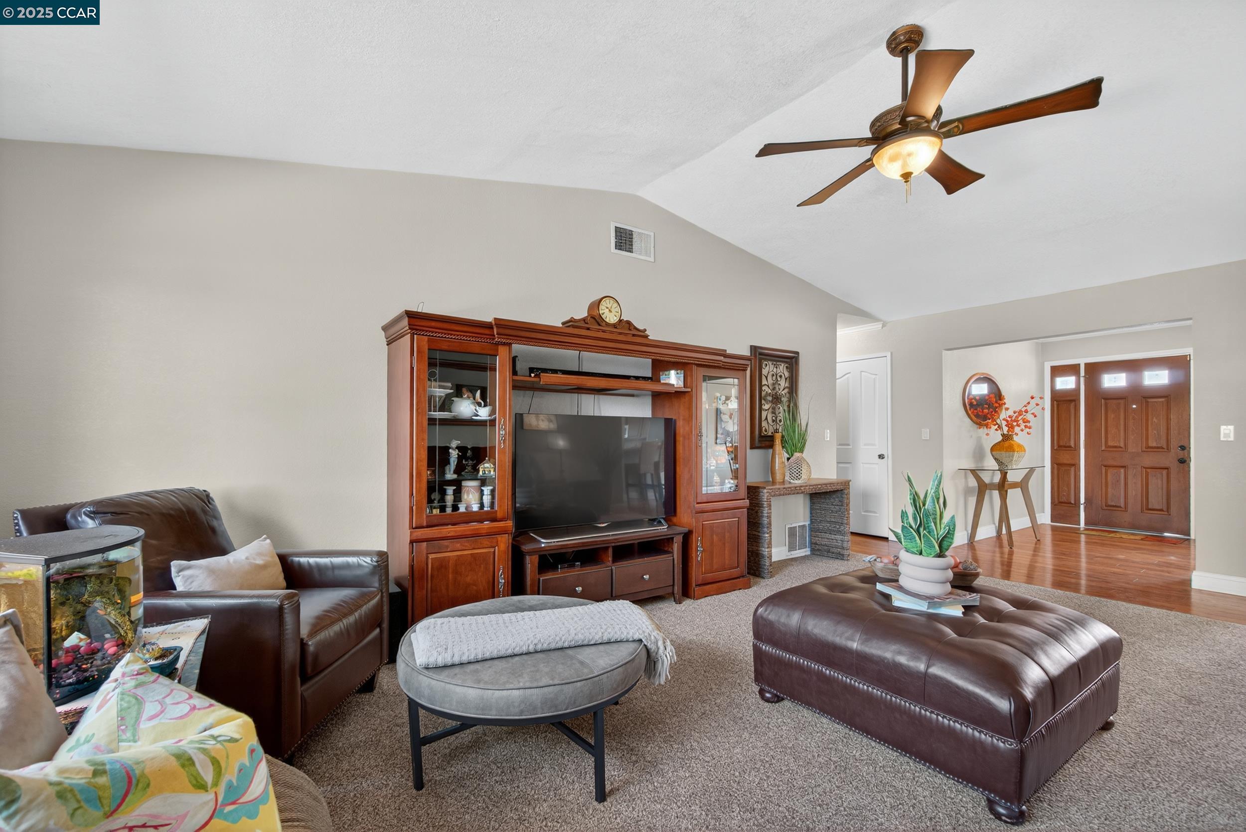 1827 Leo Ln