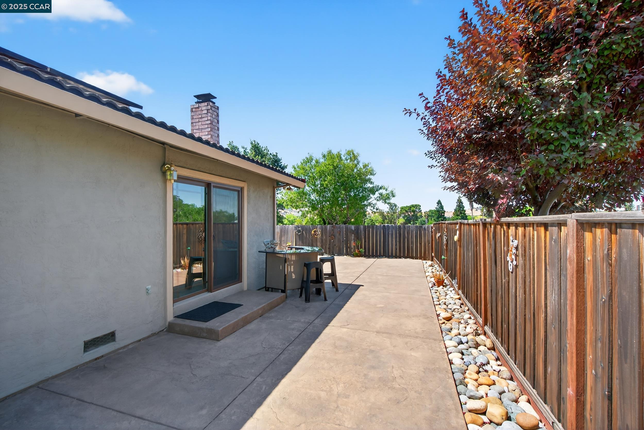 1827 Leo Ln