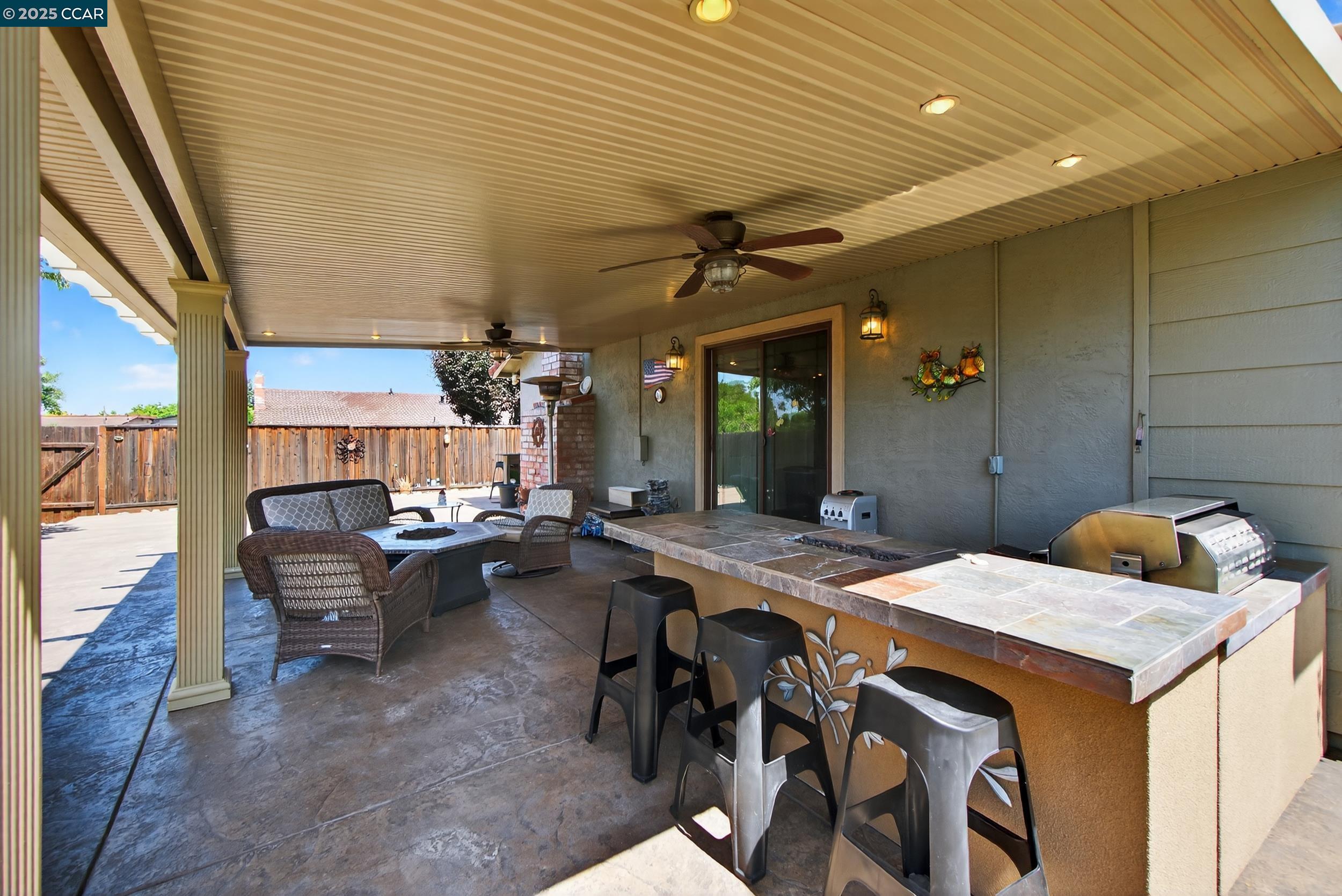 1827 Leo Ln