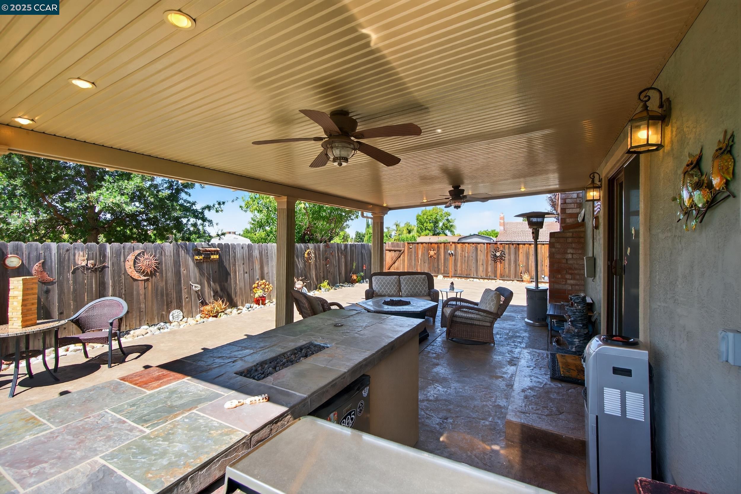 1827 Leo Ln