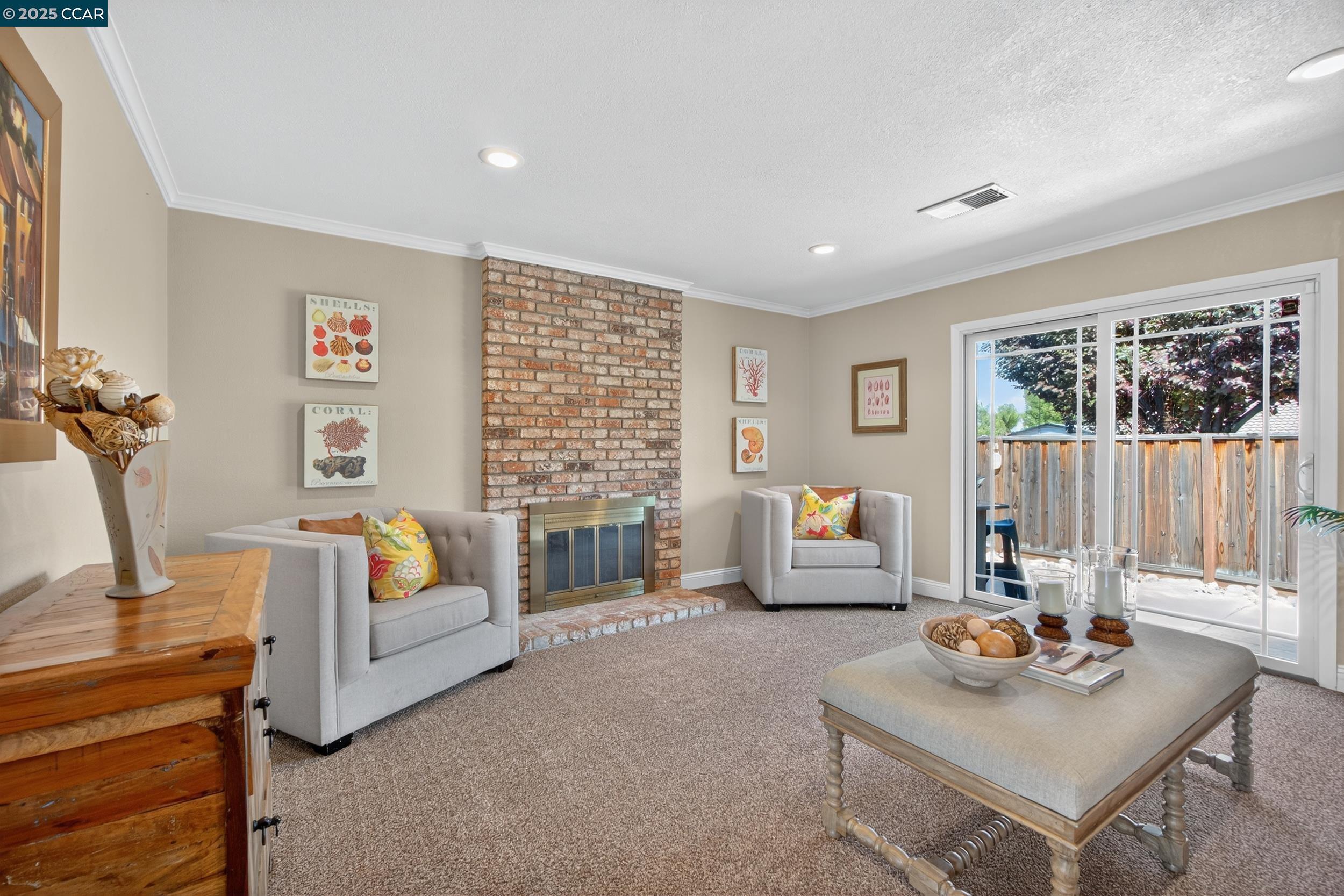 1827 Leo Ln