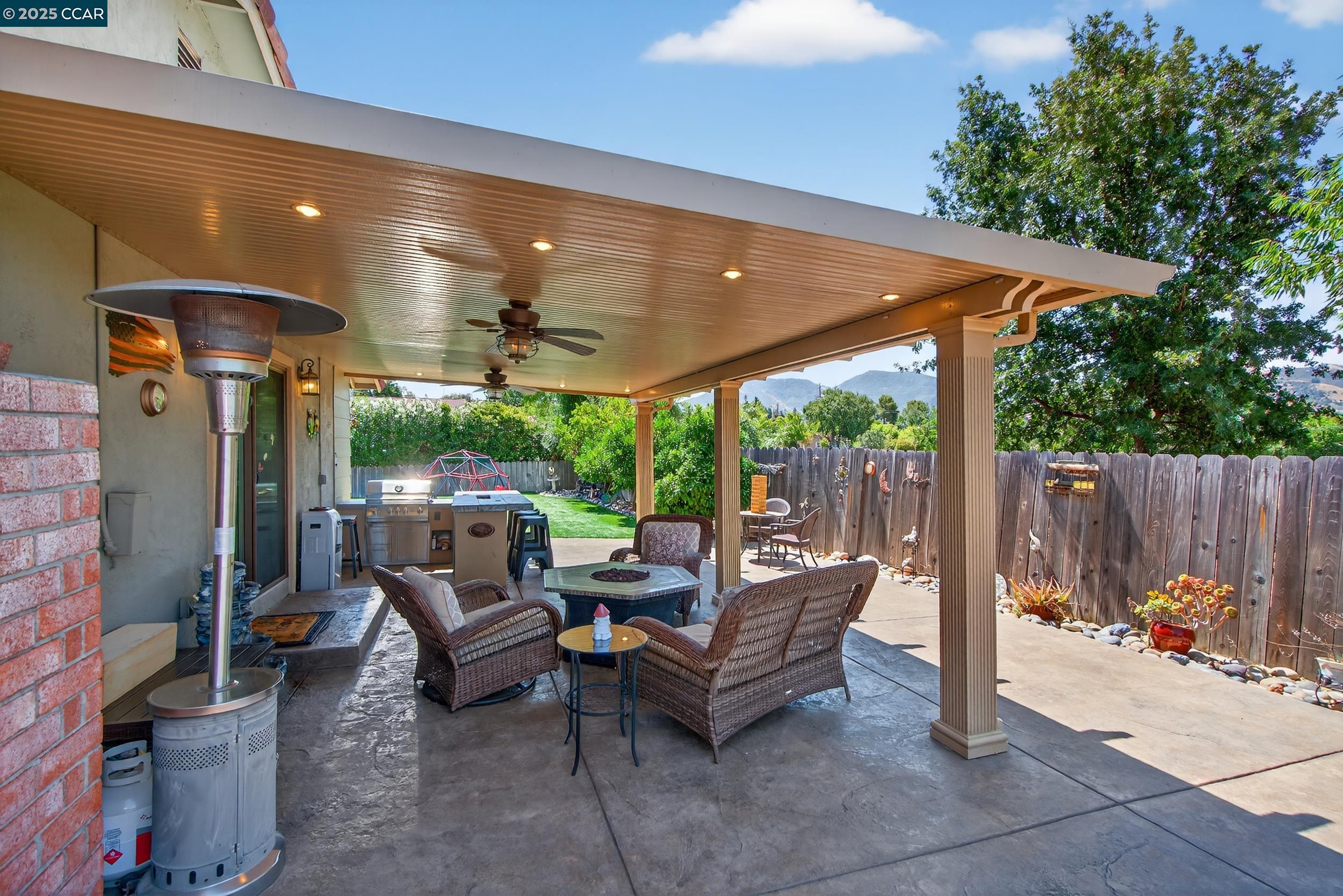 1827 Leo Ln