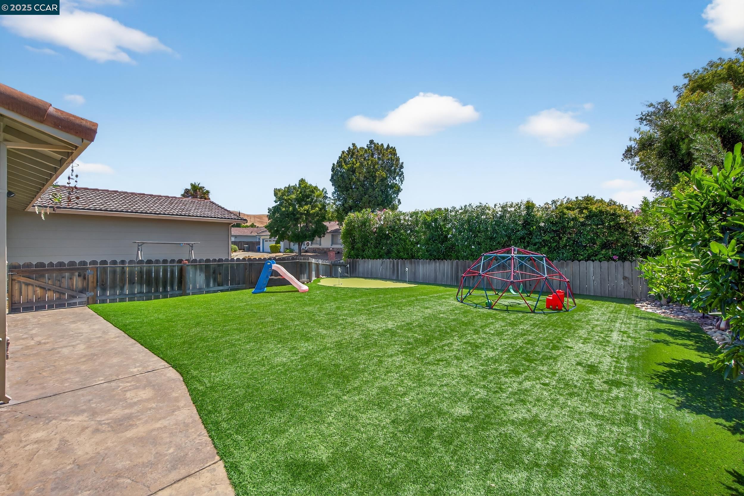 1827 Leo Ln