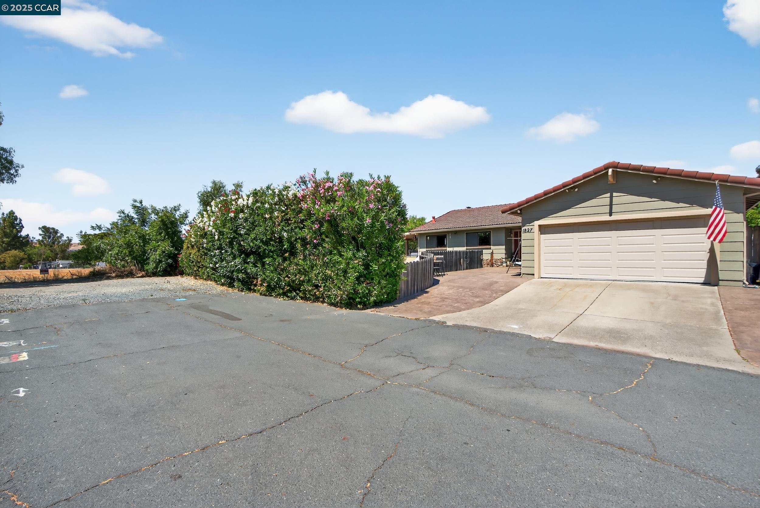 1827 Leo Ln