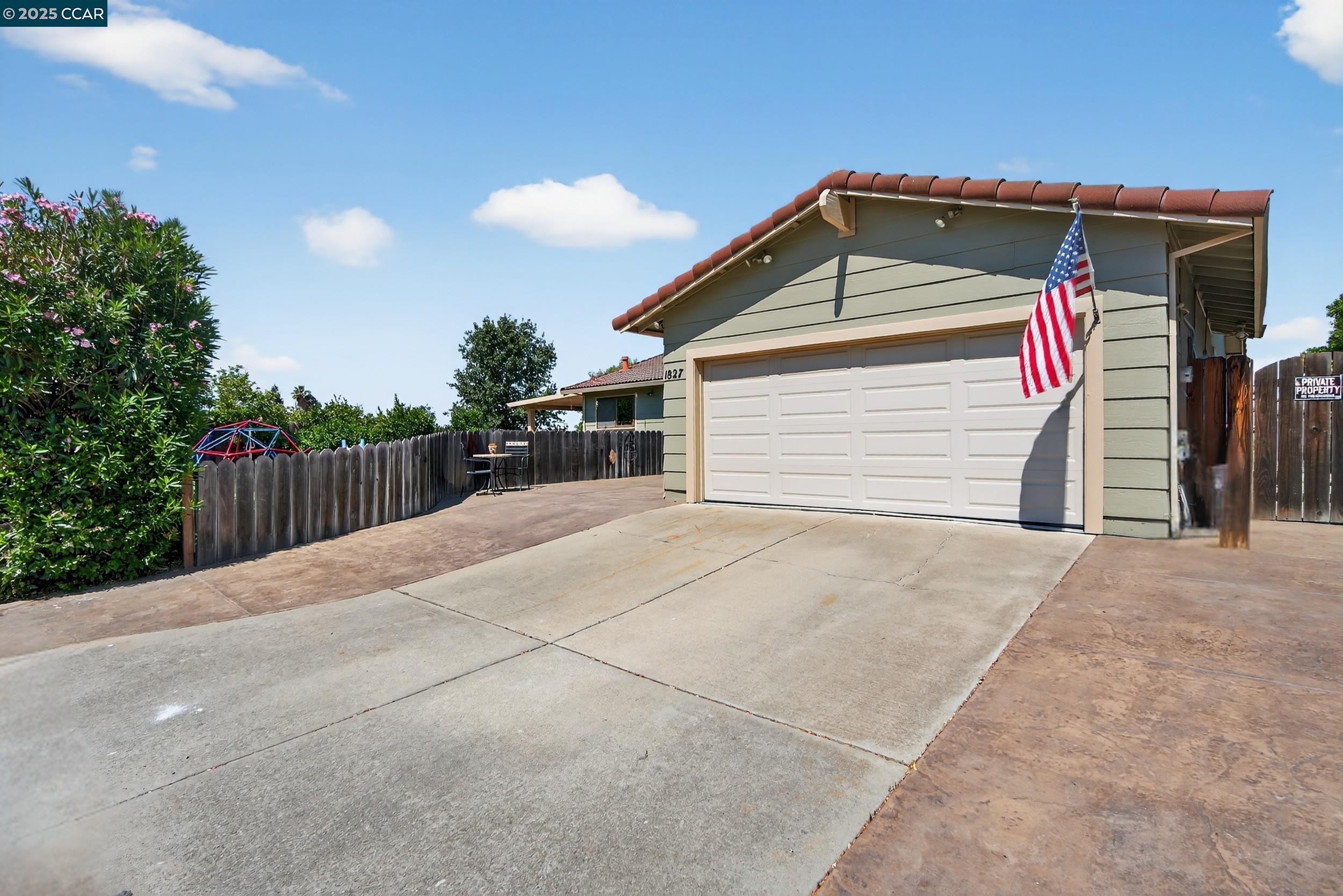 1827 Leo Ln