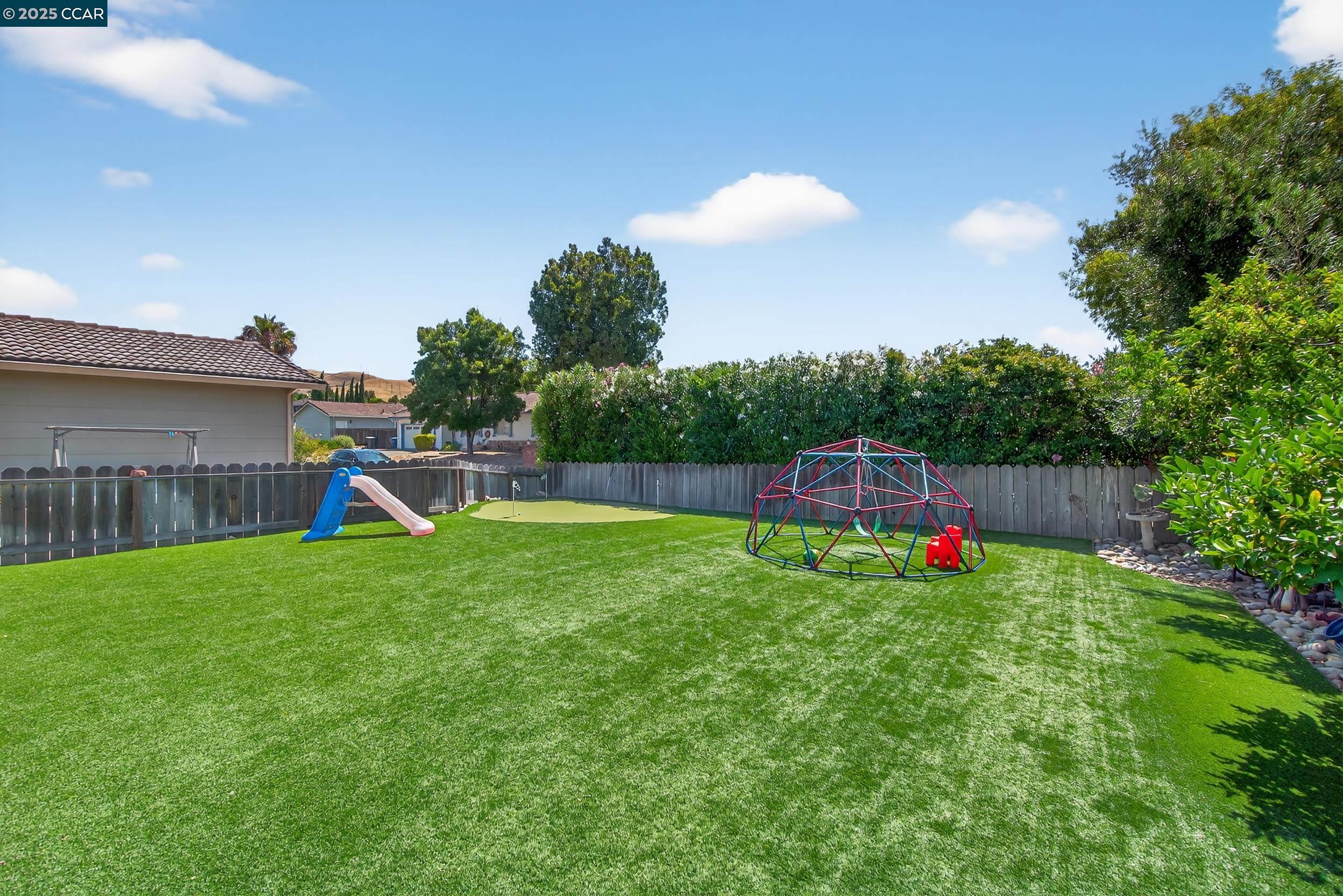 1827 Leo Ln