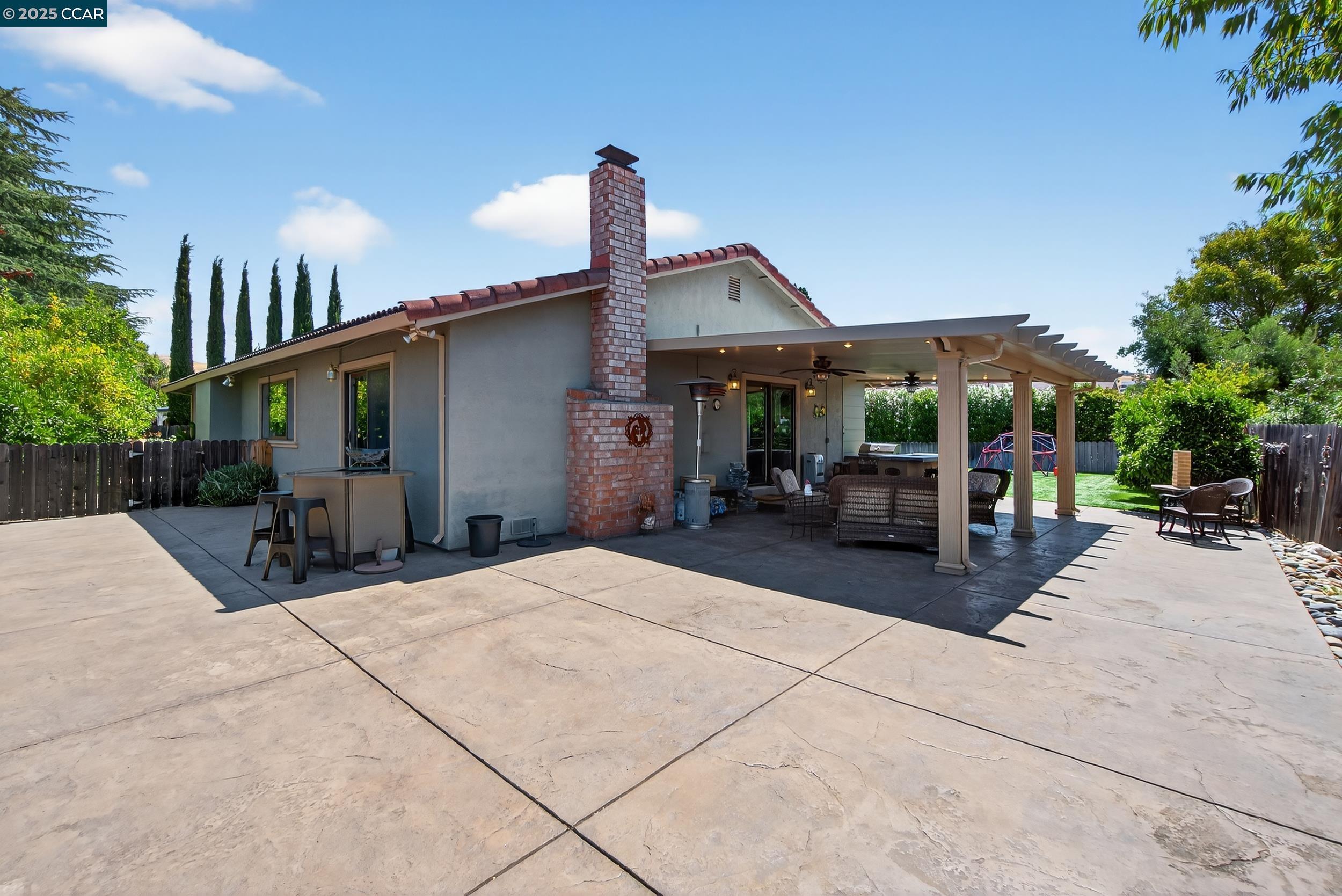 1827 Leo Ln