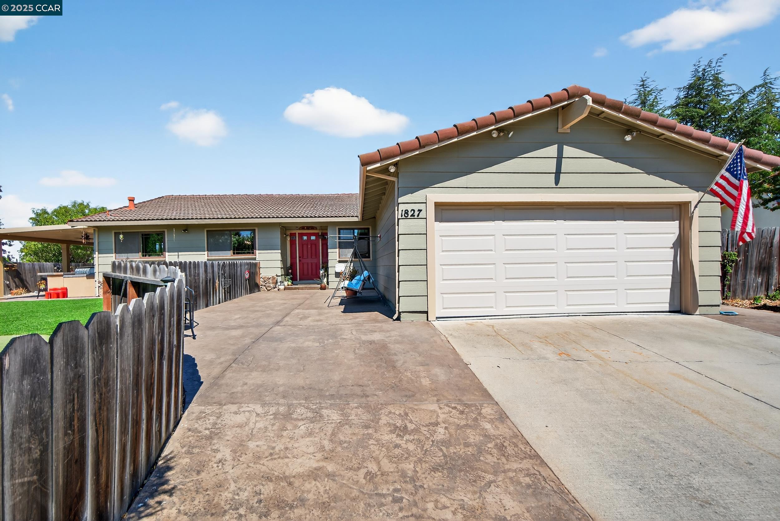 1827 Leo Ln