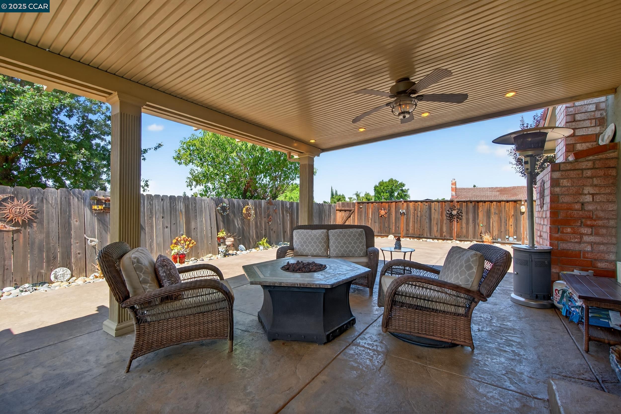 1827 Leo Ln