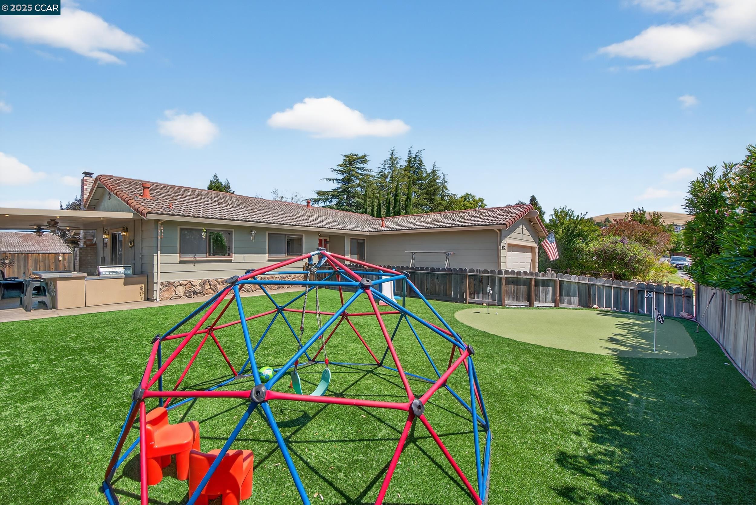 1827 Leo Ln