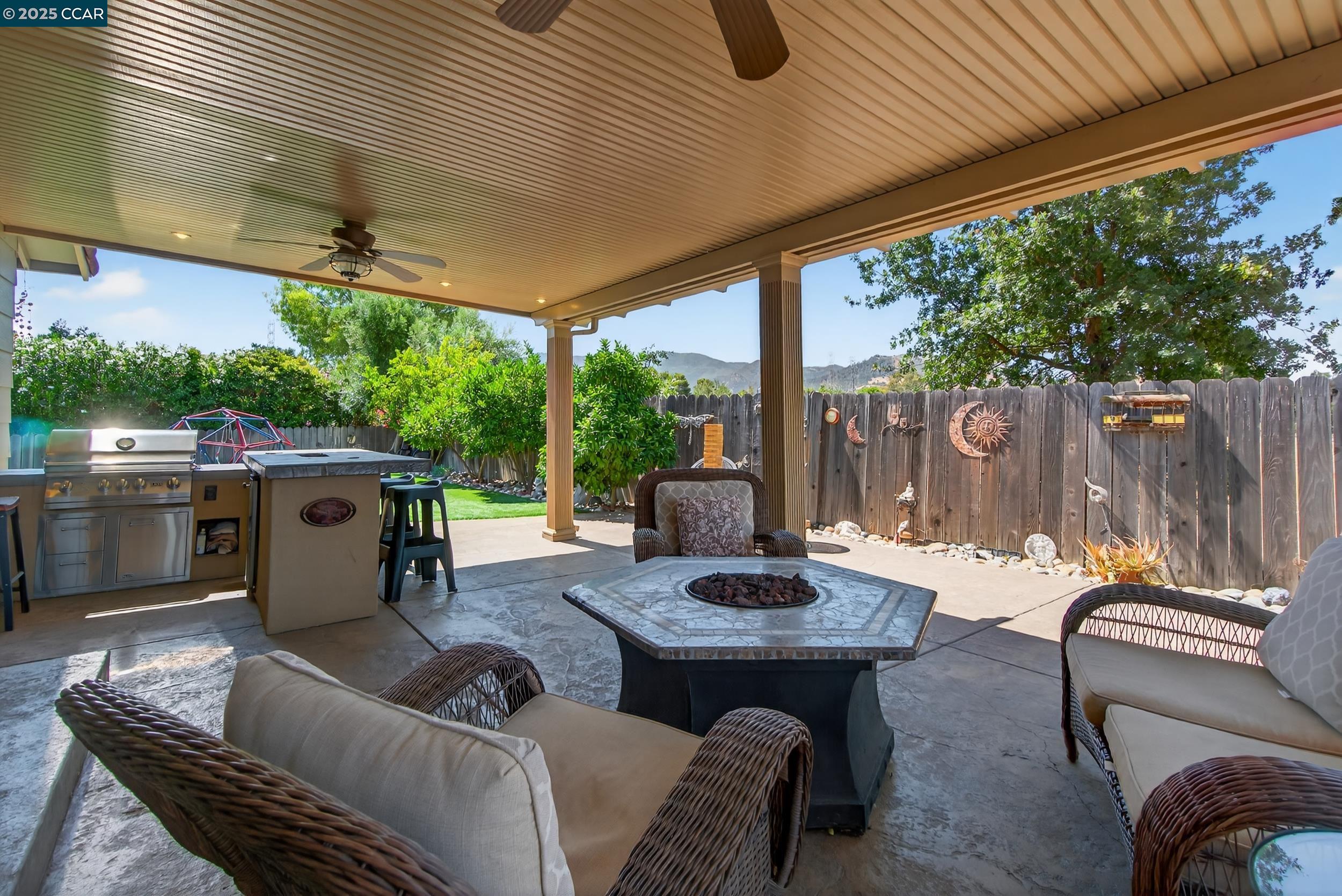 1827 Leo Ln