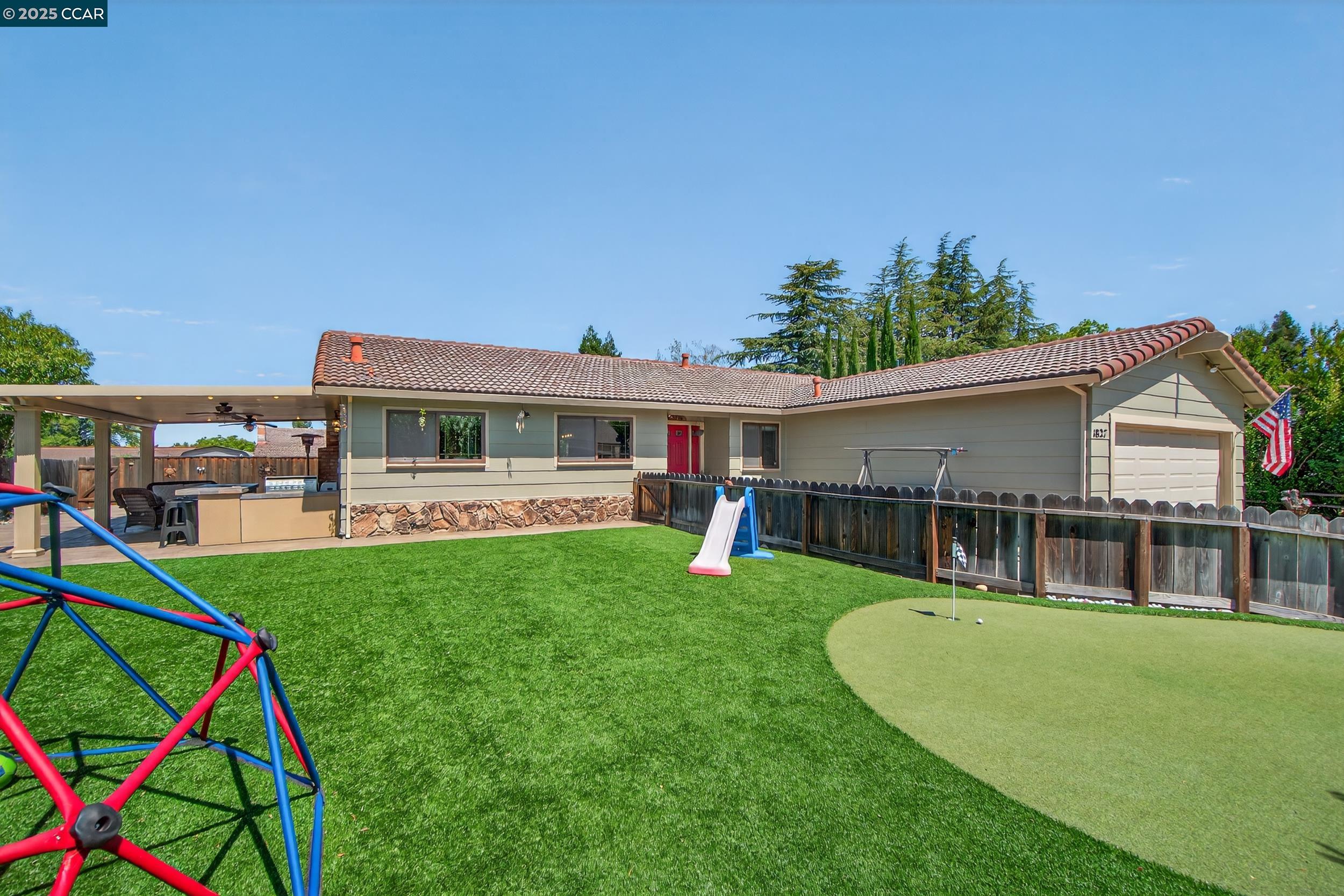 1827 Leo Ln