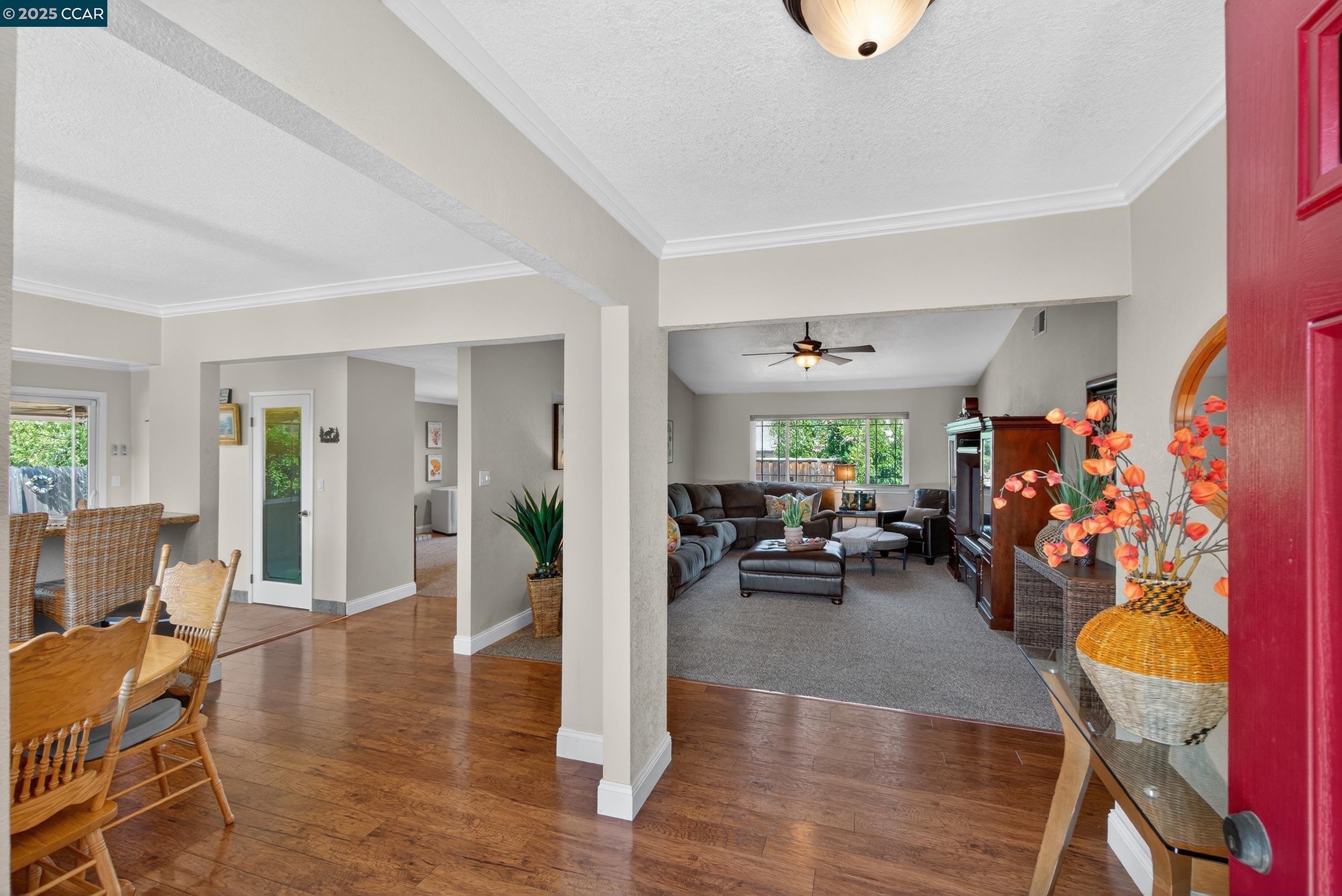 1827 Leo Ln