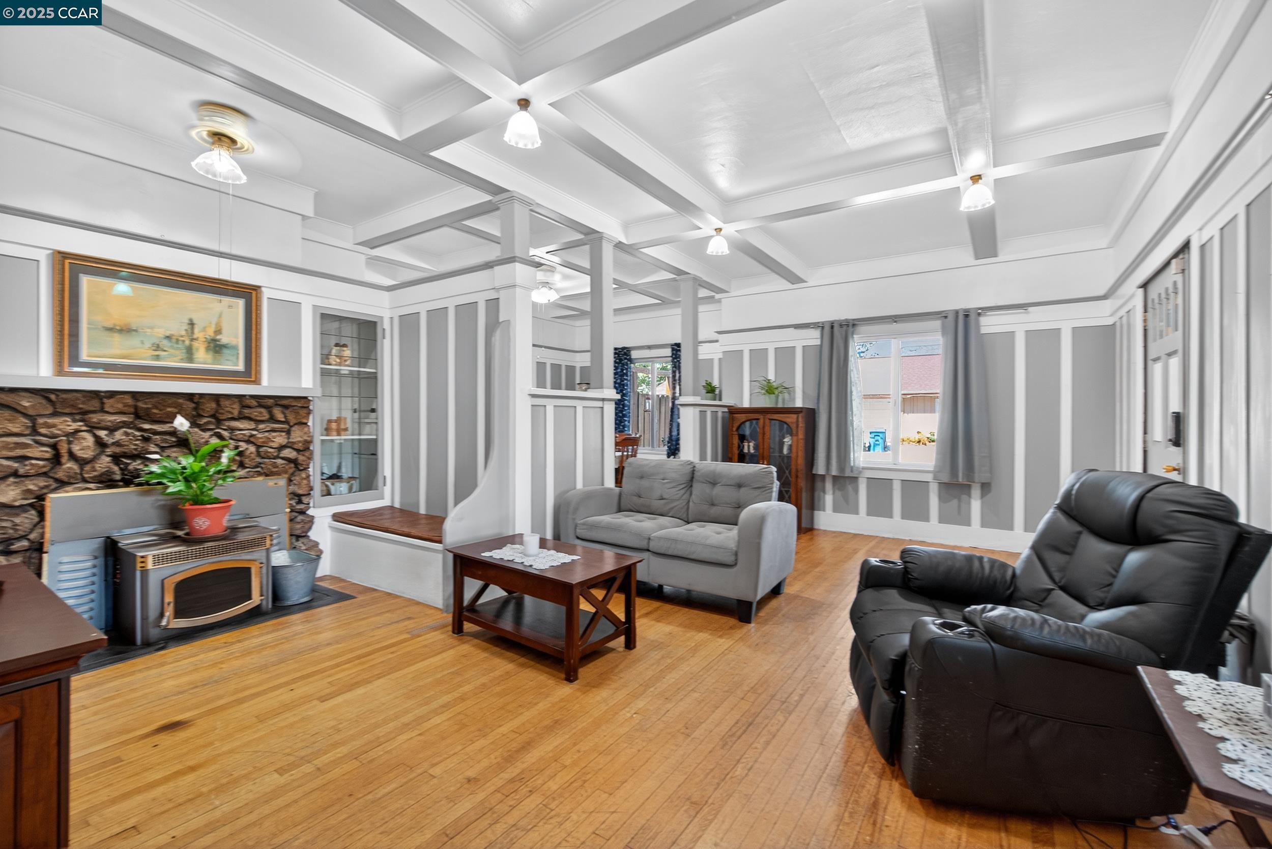 223 W 5Th St