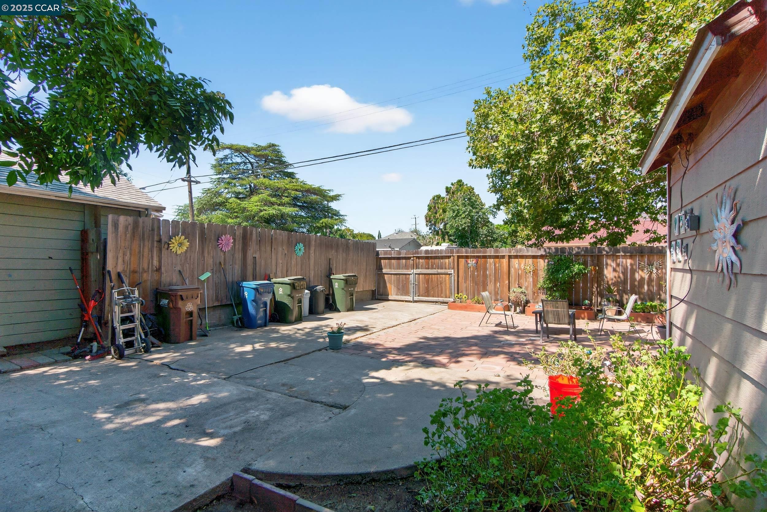 223 W 5Th St
