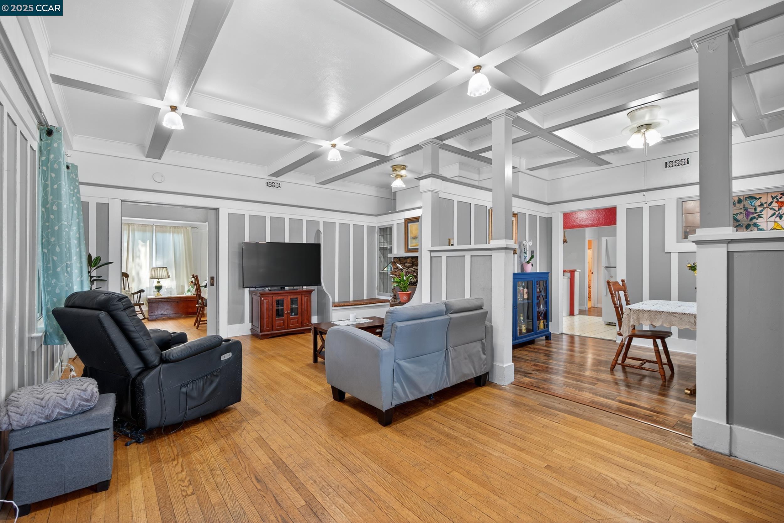 223 W 5Th St