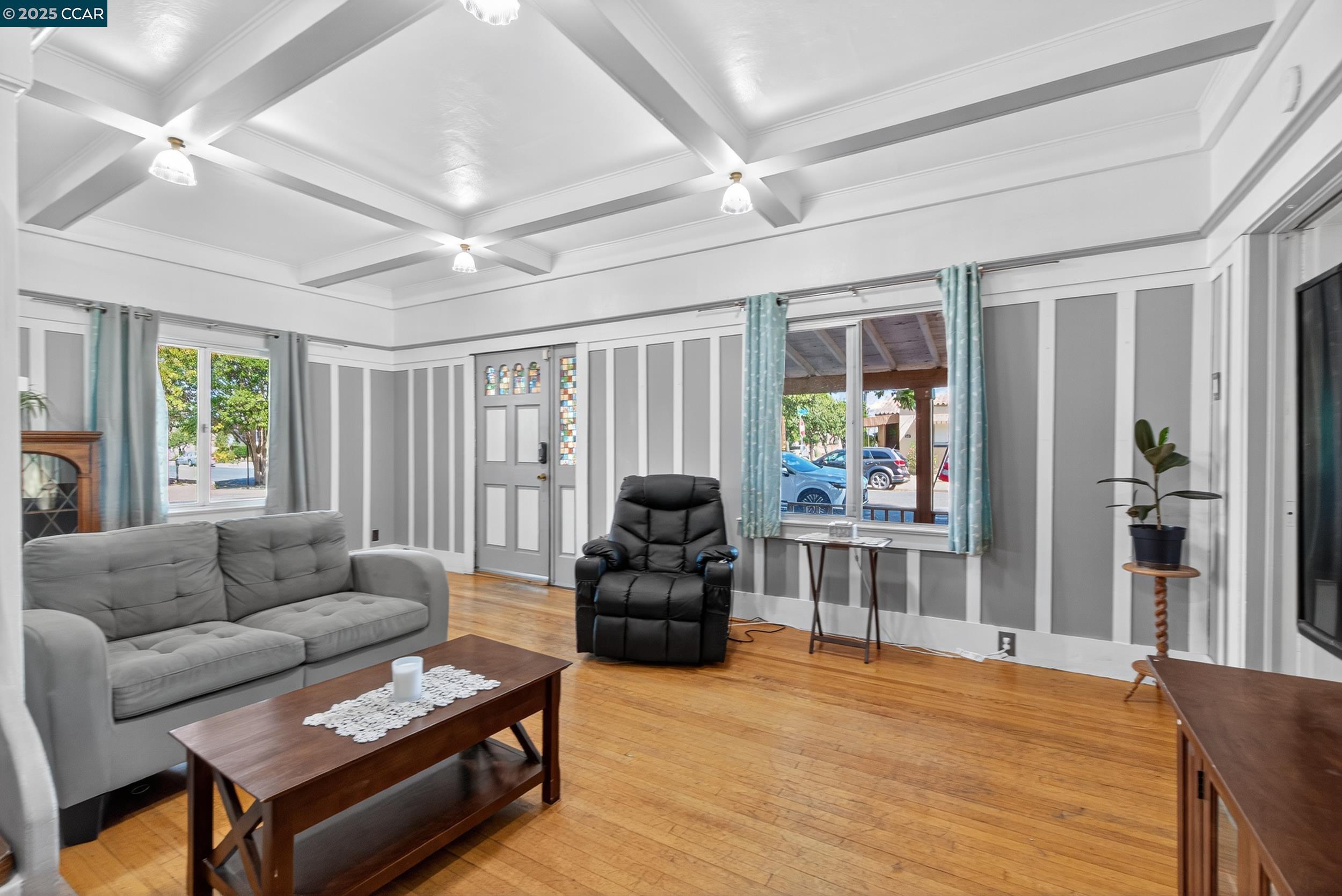 223 W 5Th St