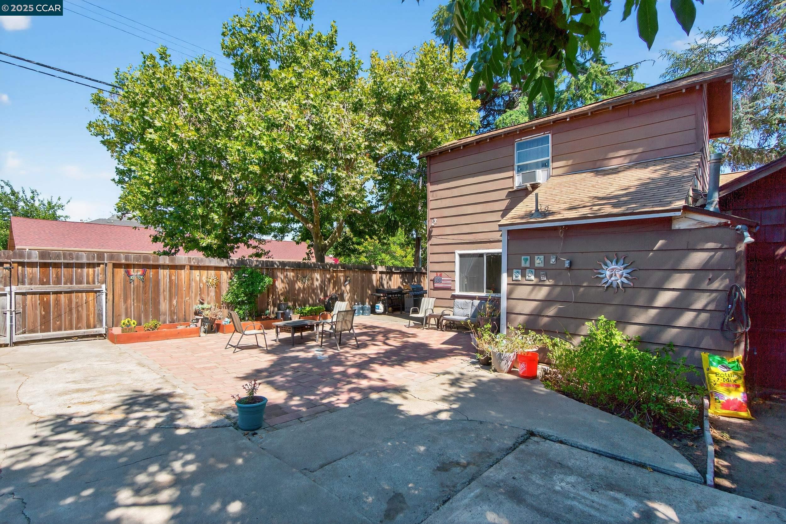 223 W 5Th St