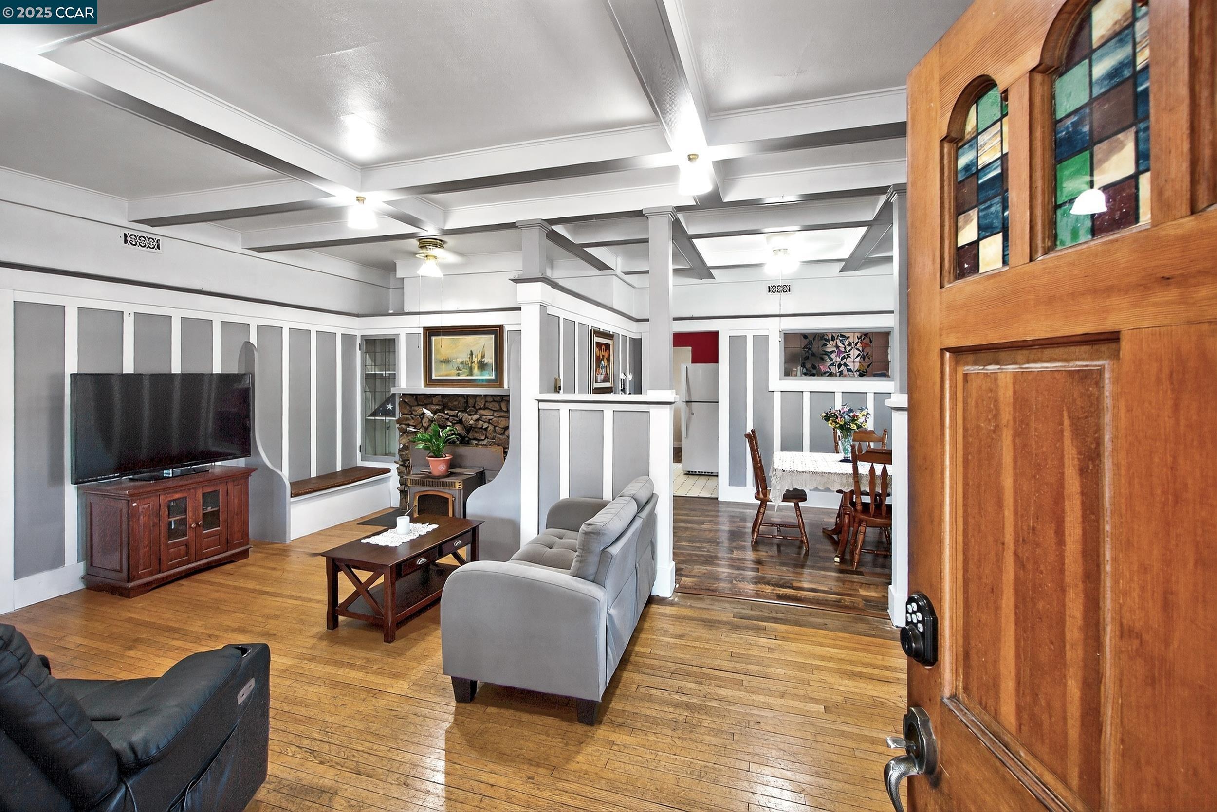 223 W 5Th St