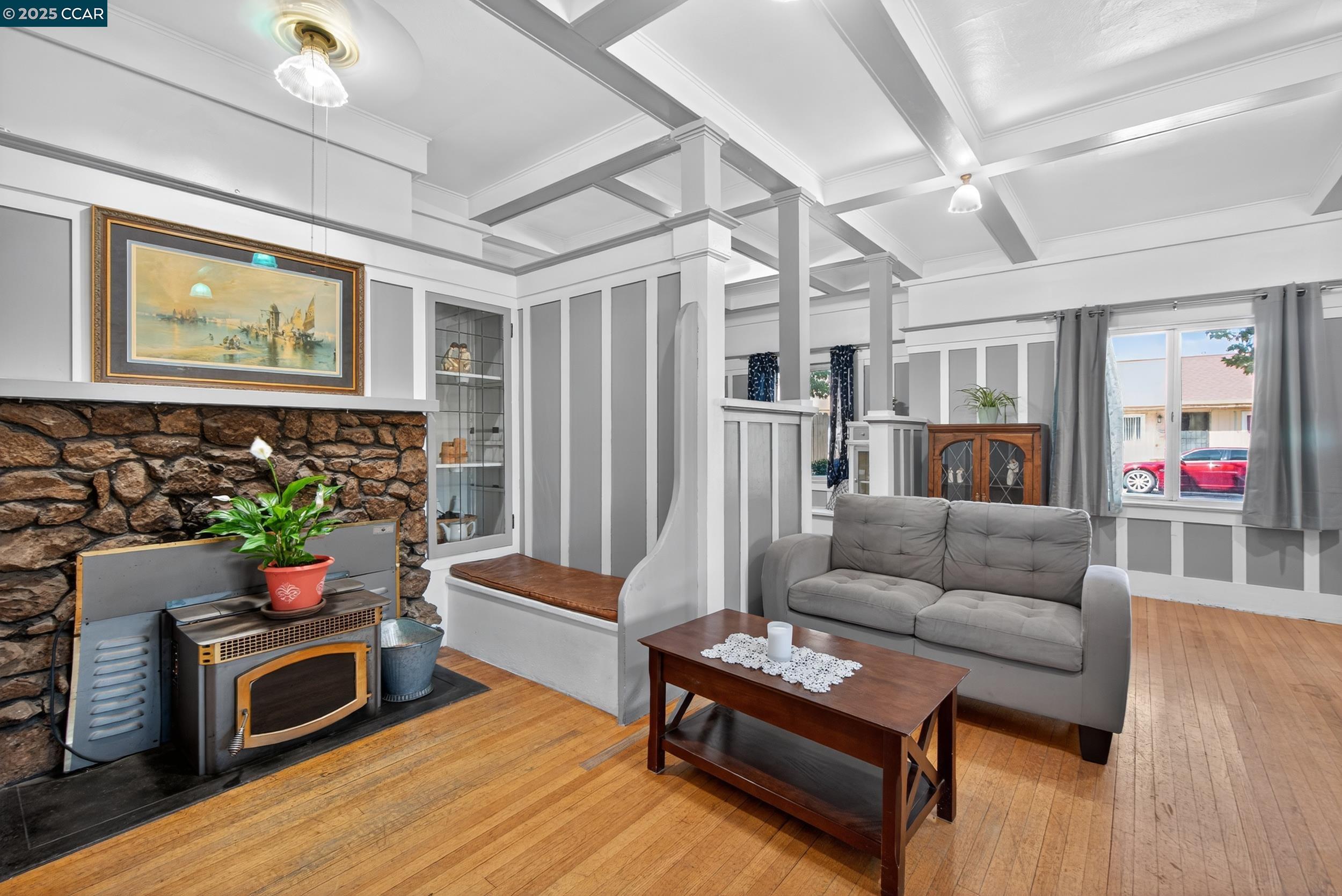 223 W 5Th St