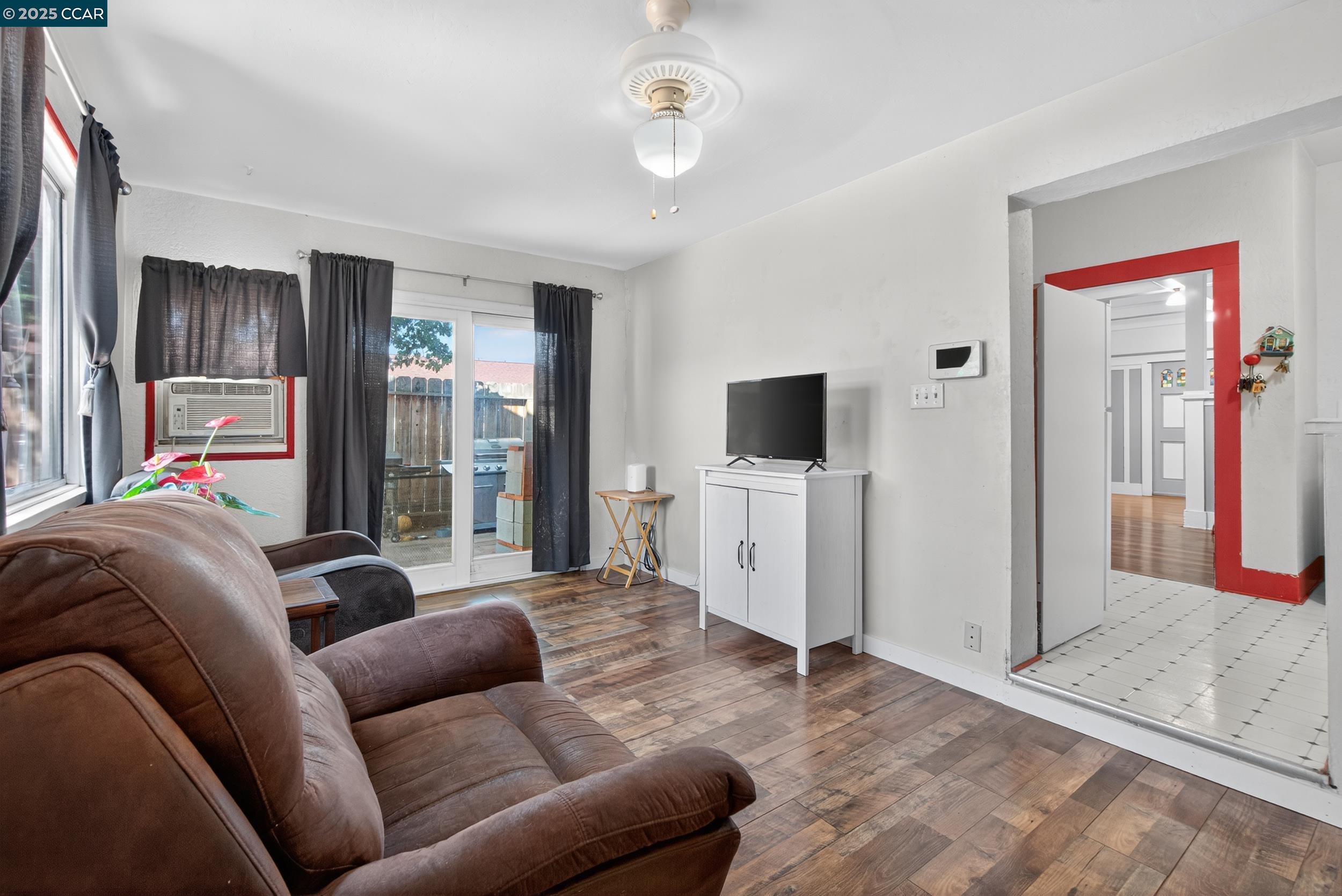 223 W 5Th St