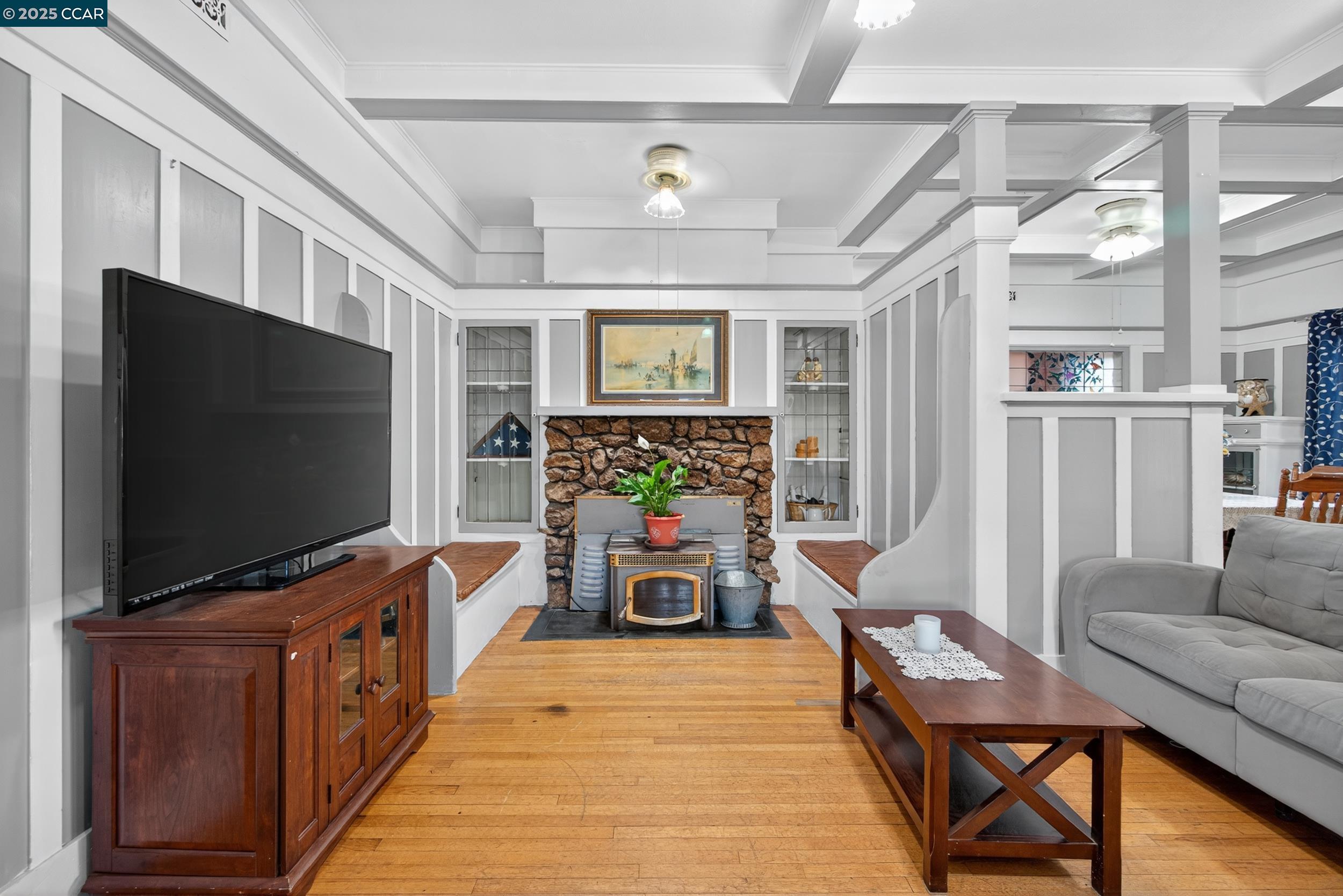 223 W 5Th St