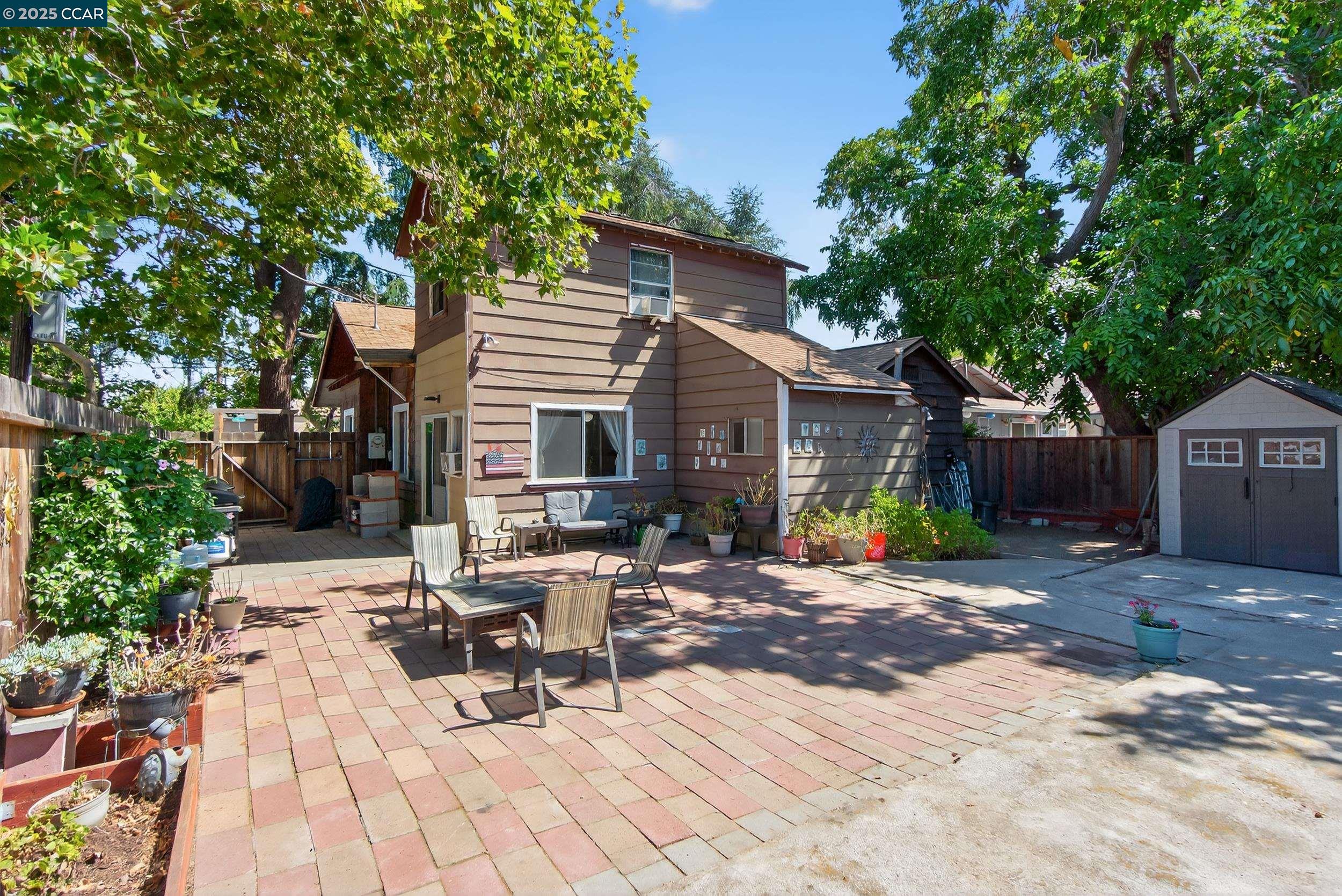 223 W 5Th St