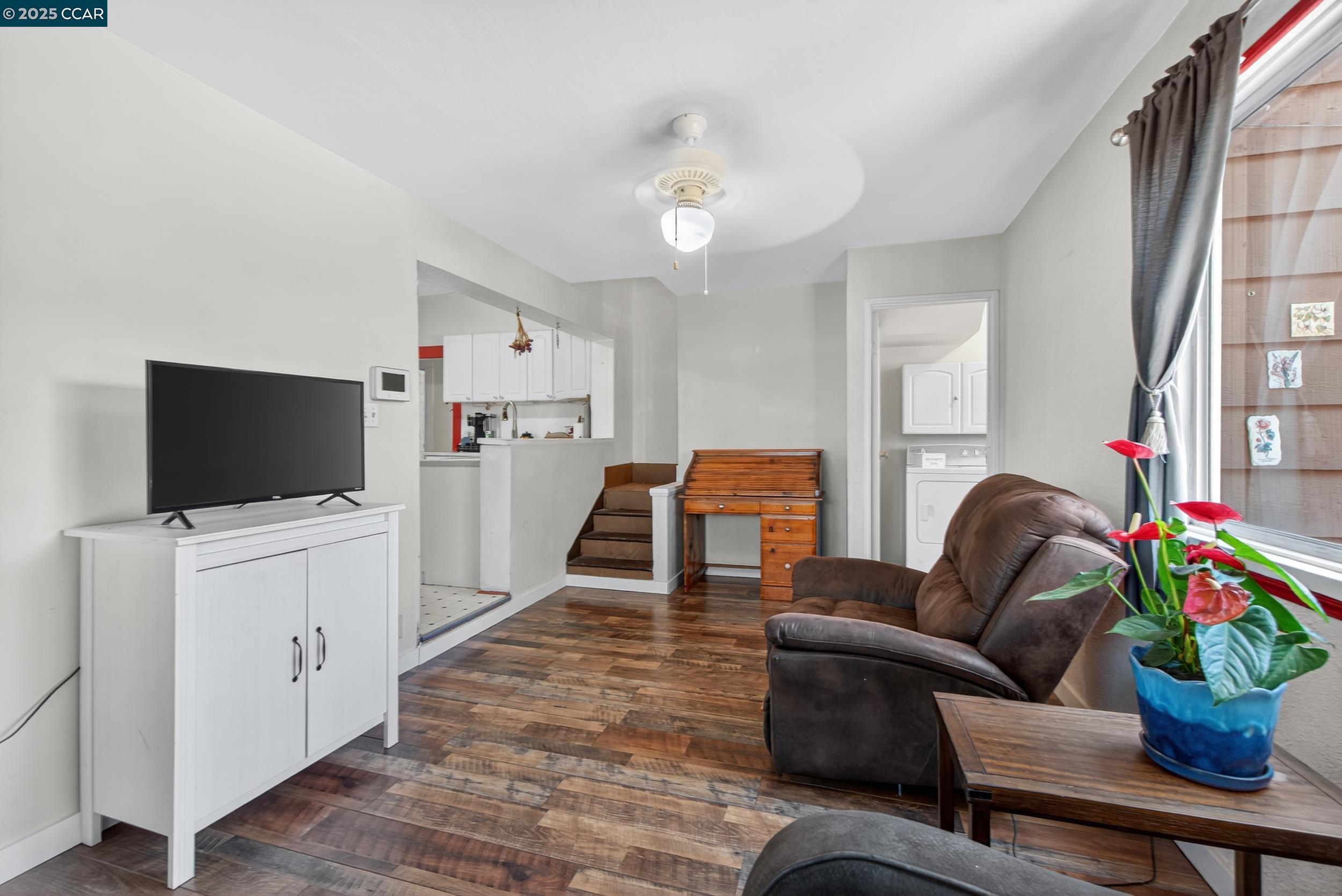 223 W 5Th St