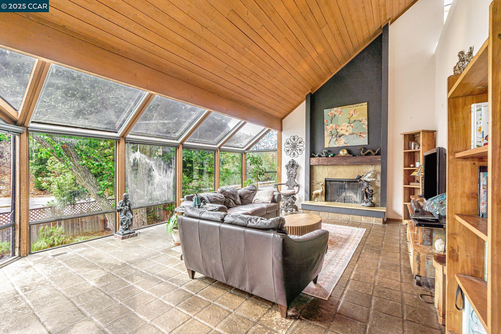 166 Canyon Lake Dr