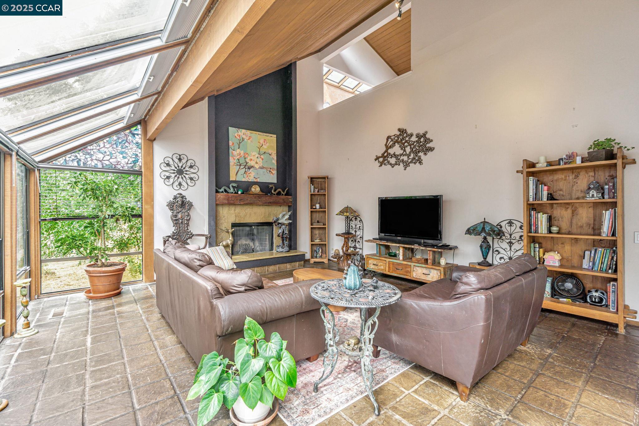 166 Canyon Lake Dr