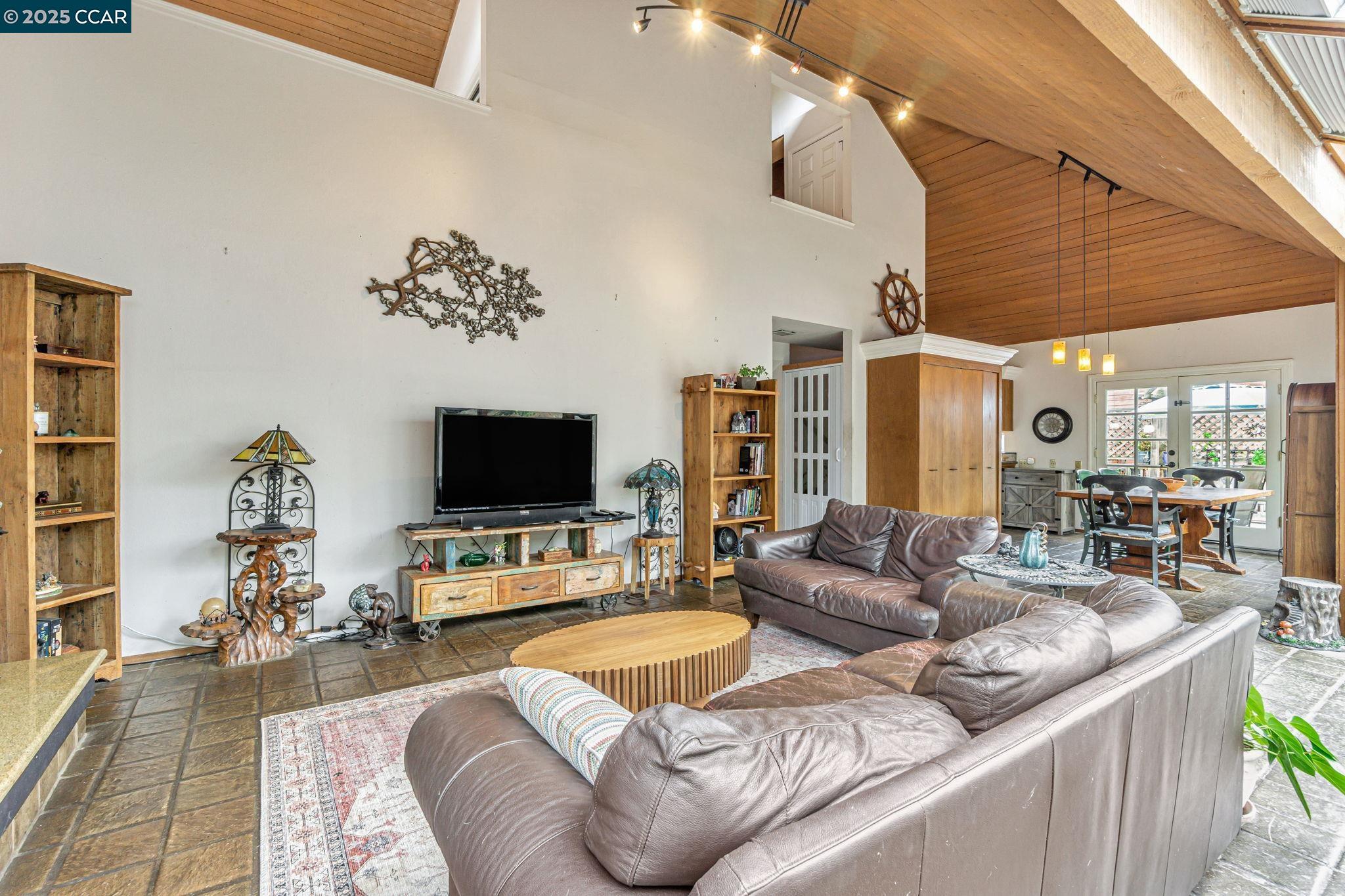 166 Canyon Lake Dr