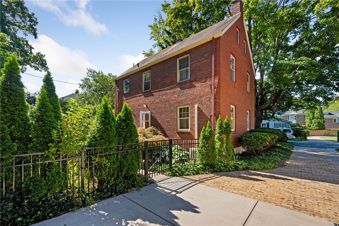 1207 Colonial Place