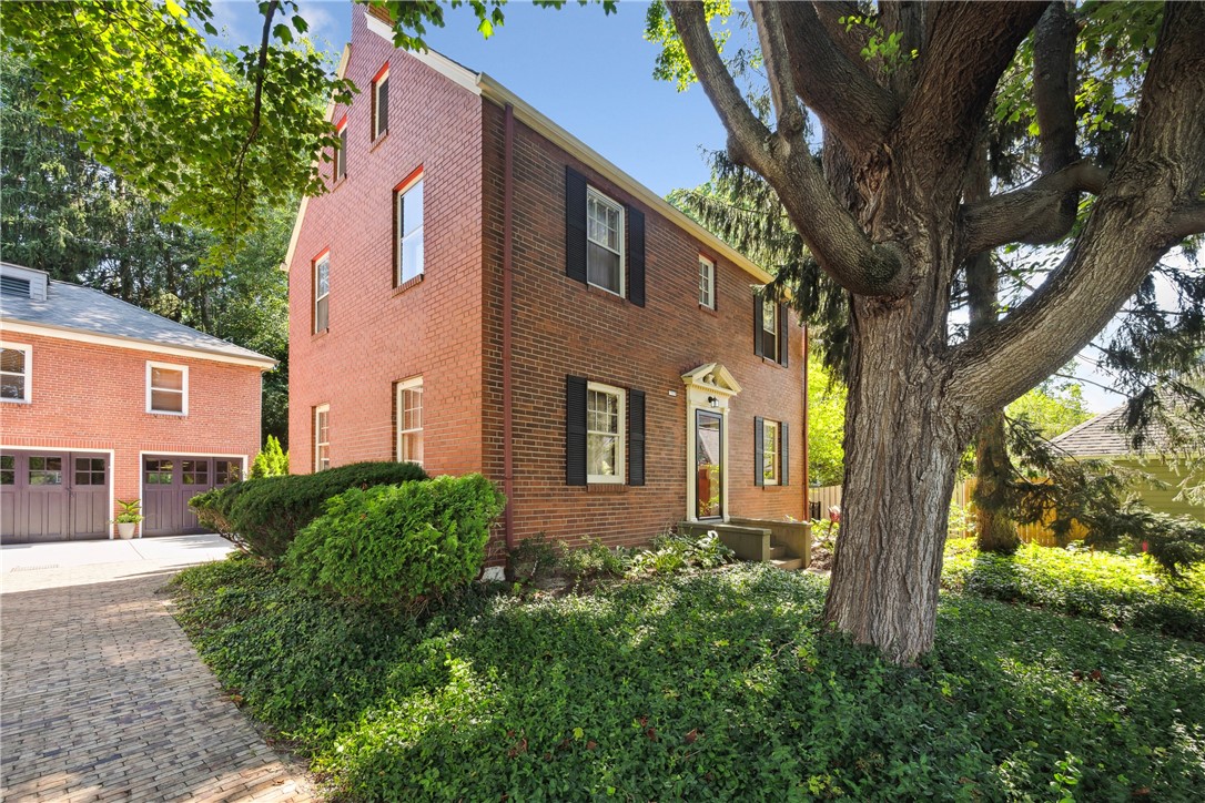 1207 Colonial Place