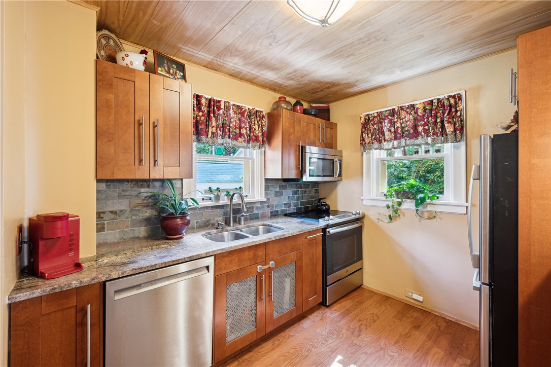1207 Colonial Place