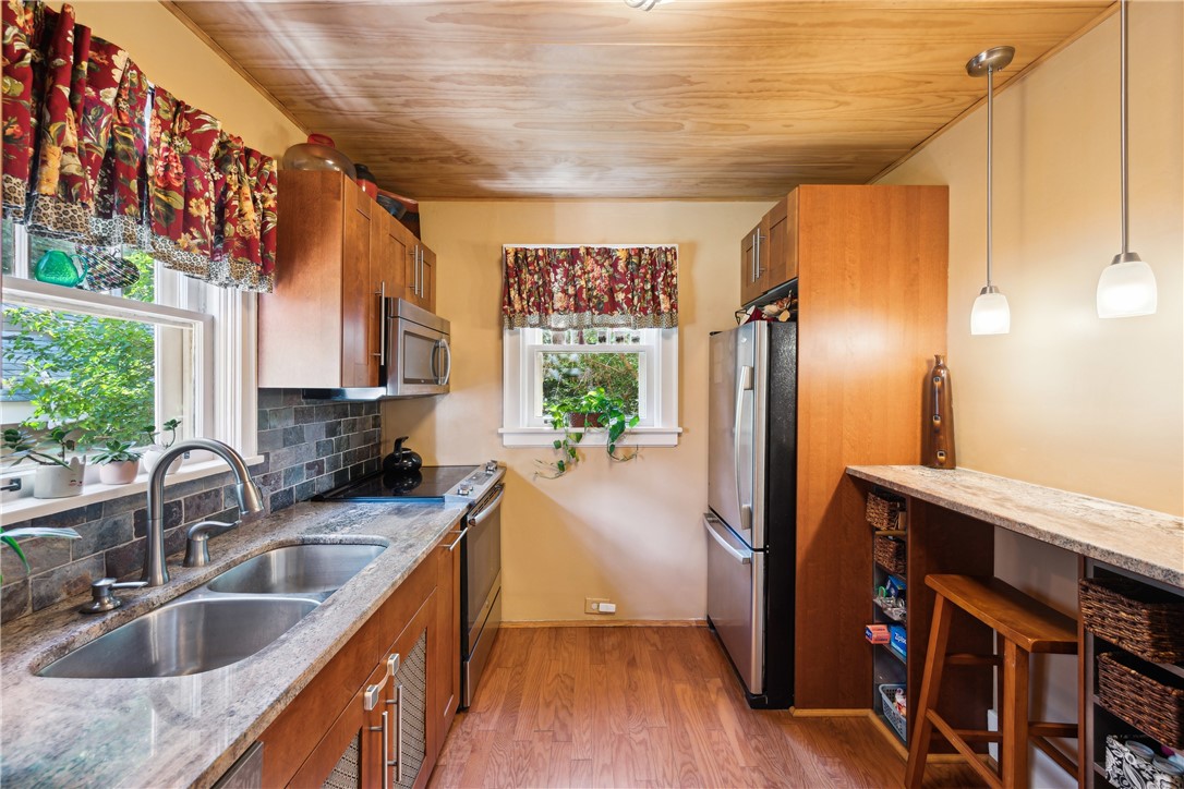 1207 Colonial Place