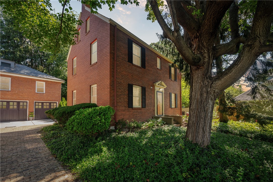 1207 Colonial Place
