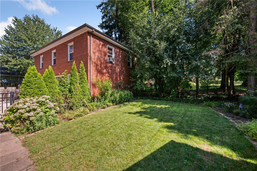 1207 Colonial Place