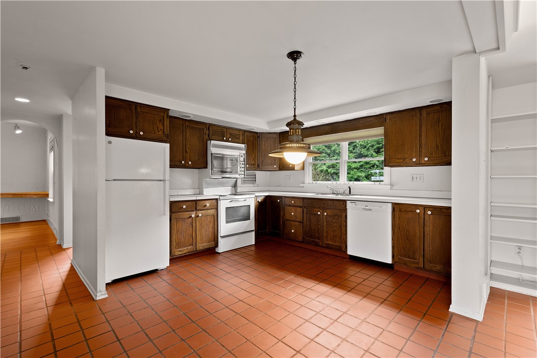 410 Edgeworth Ln
