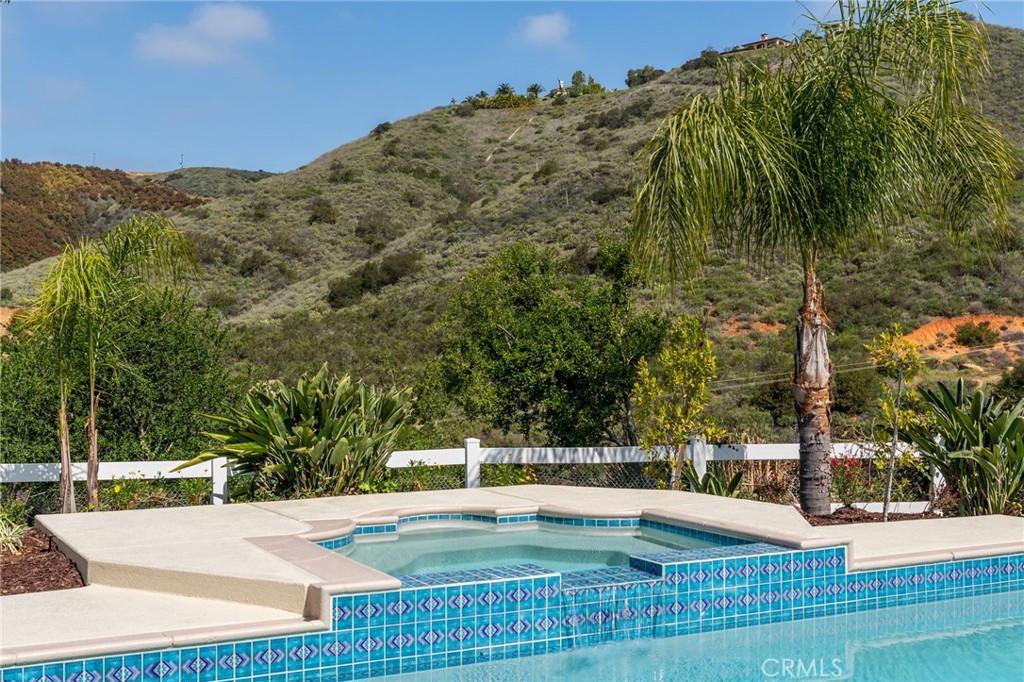 44240 La Cruz Drive