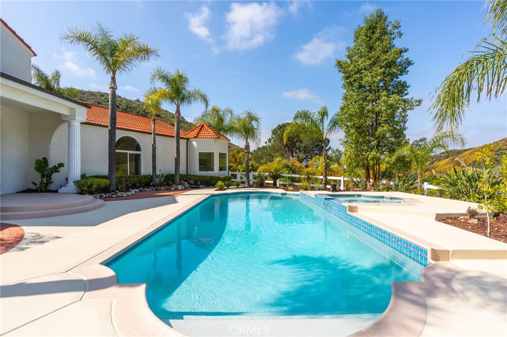44240 La Cruz Drive