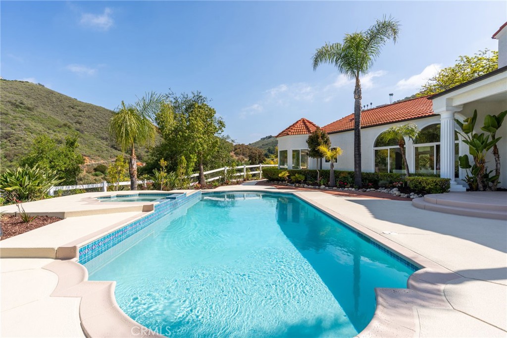 44240 La Cruz Drive