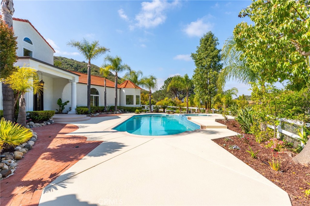 44240 La Cruz Drive