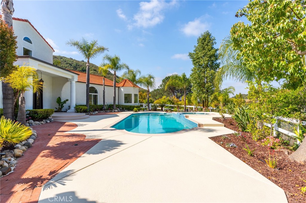 44240 La Cruz Drive