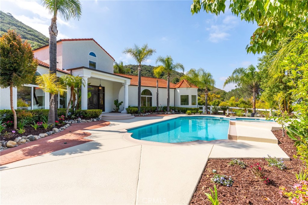 44240 La Cruz Drive