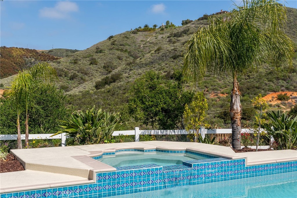 44240 La Cruz Drive