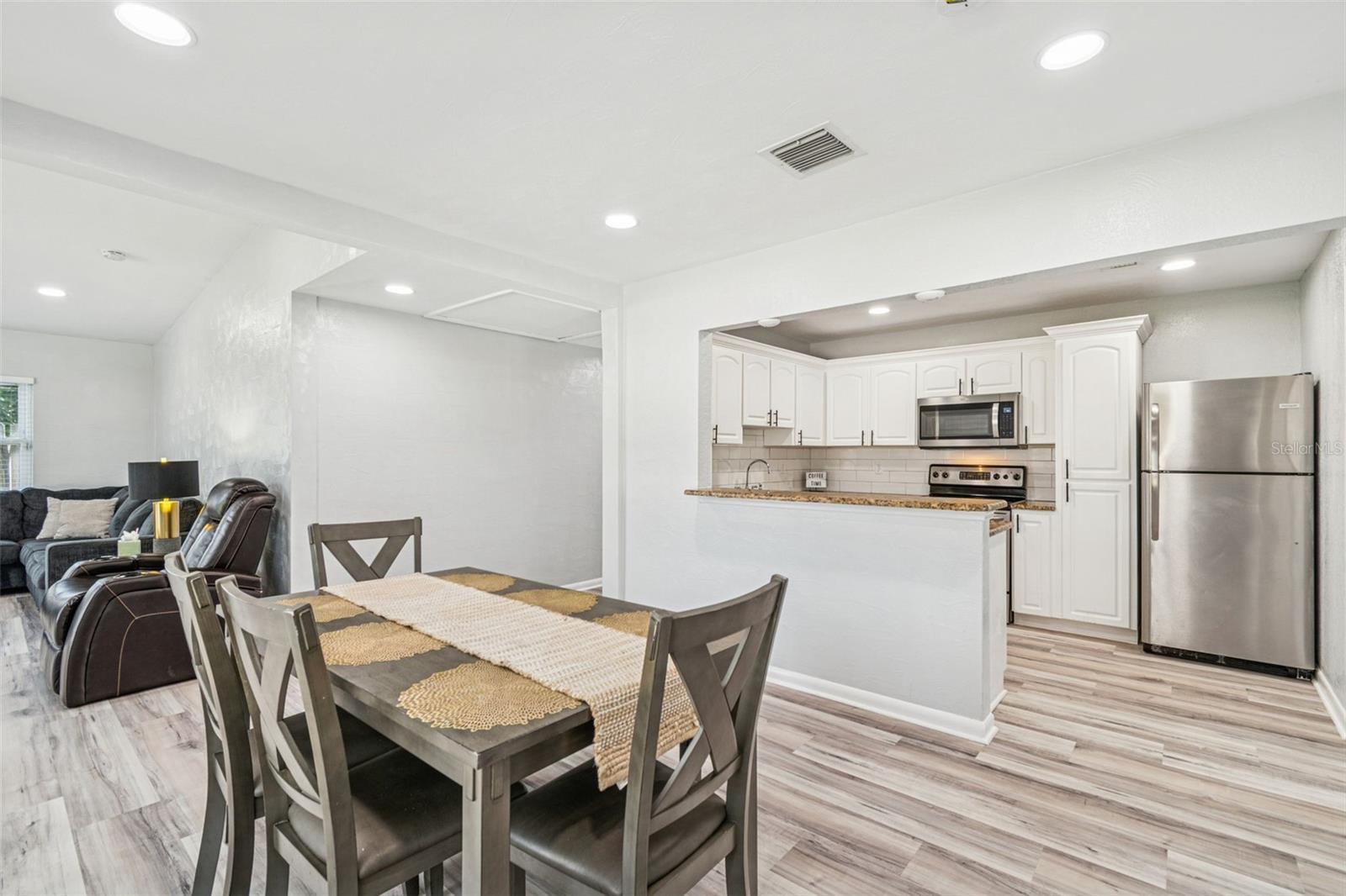 2810 W SILVER LAKE AVE